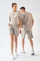 Koyu Bej Küçük Yazı Baskılı O Yaka Oversize Bermuda Şort Takım Sevgili Kombini - 3