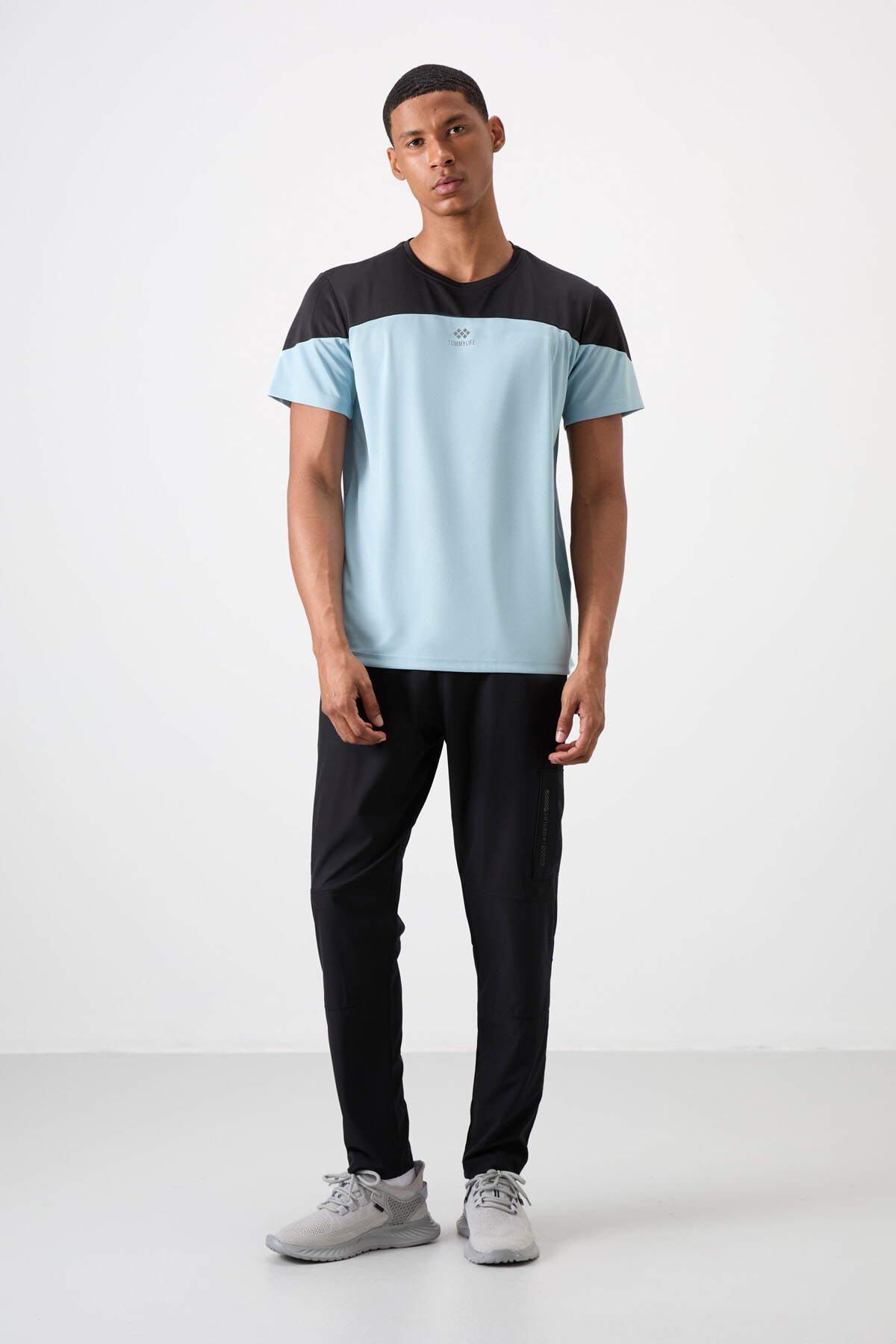 Açık Mavi Nefes Alan Dokulu İnce Esnek Standart Fit Erkek Performans T-Shirt - 88386 - TOMMYLIFE (1)