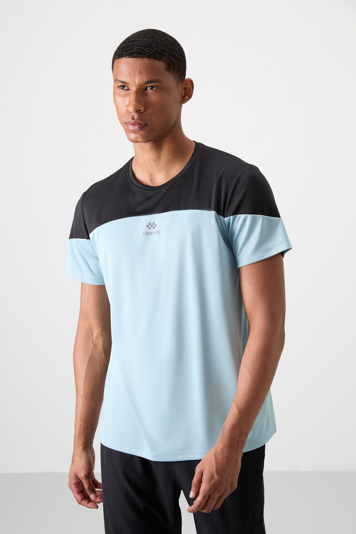 Açık Mavi Nefes Alan Dokulu İnce Esnek Standart Fit Erkek Performans T-Shirt - 88386 - TOMMYLIFE