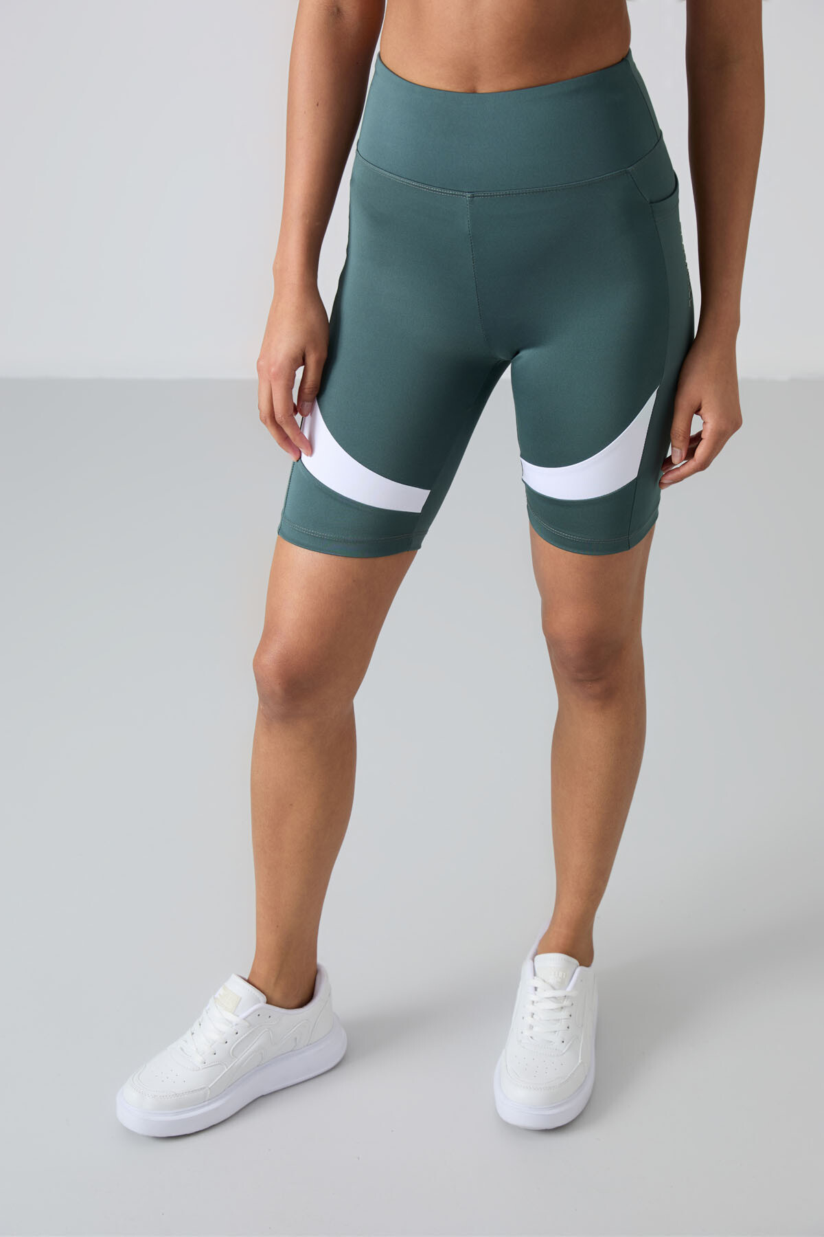 Orman Yeşili Esnek Standart Fit Performans Kadın Biker Tayt - 91012 - TOMMYLIFE (1)