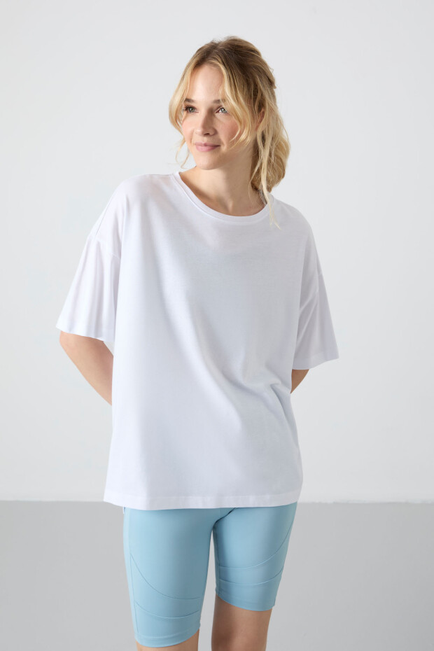 Beyaz Penye Modal Yumuşak Tuşeli Oversize Fit Basic Kadın T-Shirt- 97285