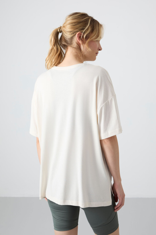 Ekru Penye Modal Yumuşak Tuşeli Oversize Fit Basic Kadın T-Shirt- 97285