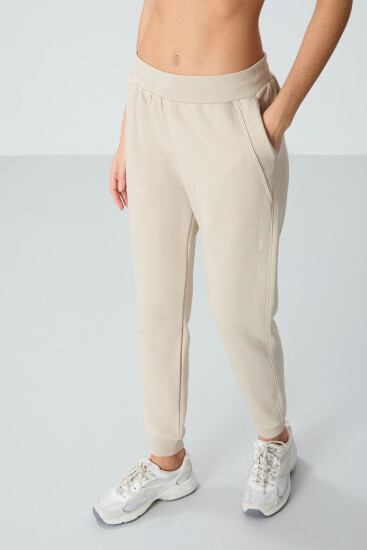 Bej Kompakt Pamuklu Kalın Pürüzsüz Dokulu Standart Fit Kadın Eşofman Altı - 94660 - TOMMYLIFE (1)