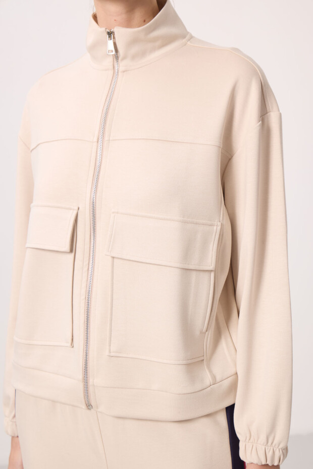 Bej Yumuşak Dokulu Dik Yaka Oversize Kargo Cepli Kadın Crop Top Sweatshirt - 97301 - 2