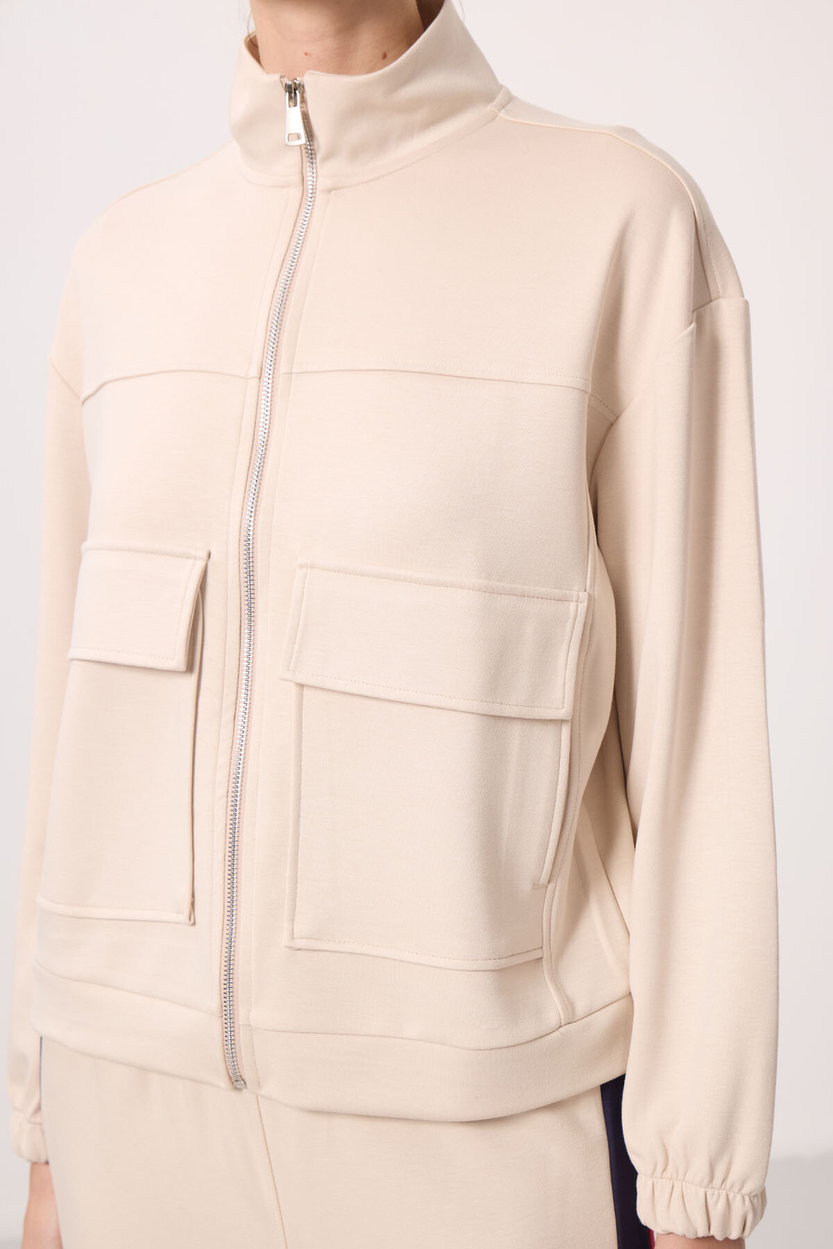 Bej Yumuşak Dokulu Dik Yaka Oversize Kargo Cepli Kadın Crop Top Sweatshirt - 97301 - TOMMYLIFE (1)