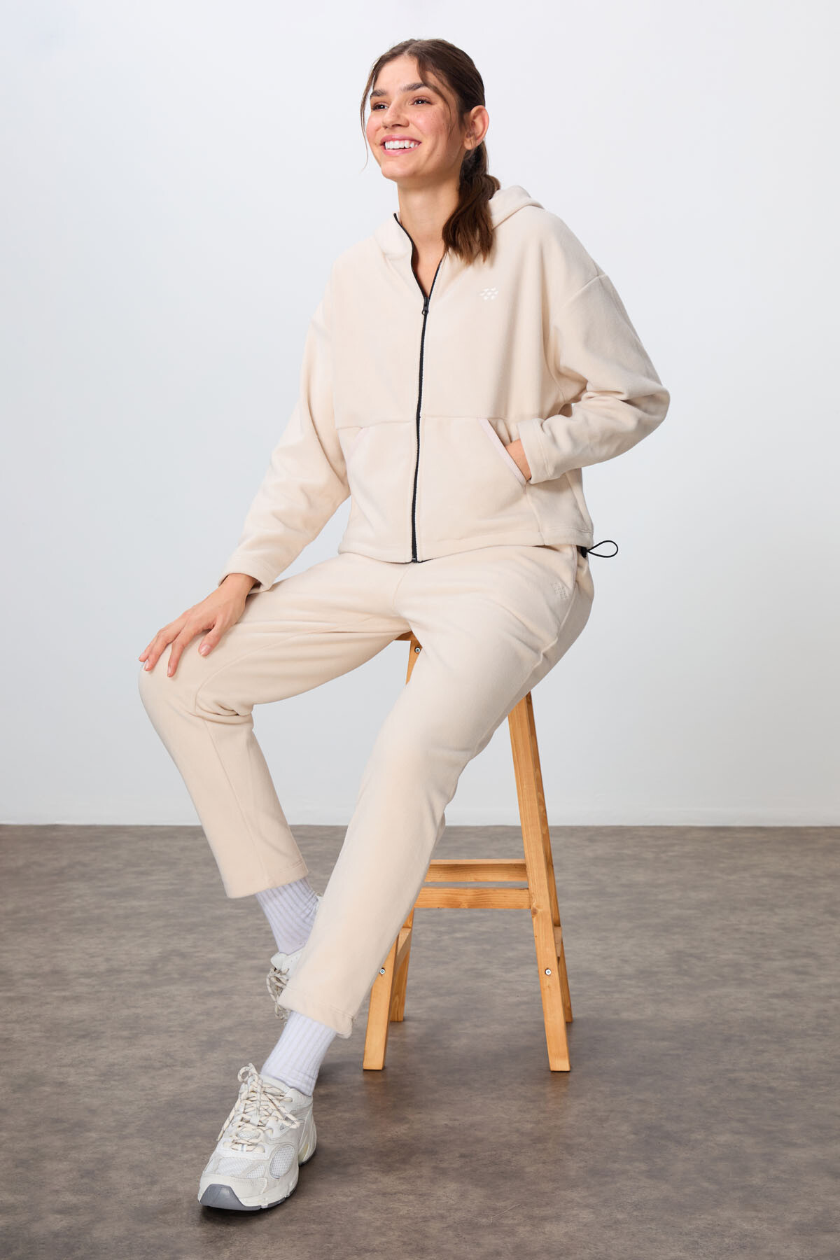 Bej Kalın Yumuşak Dokulu Kapüşonlu Oversize Nakışlı Polar Kadın Eşofman Takım -95338 - TOMMYLIFE