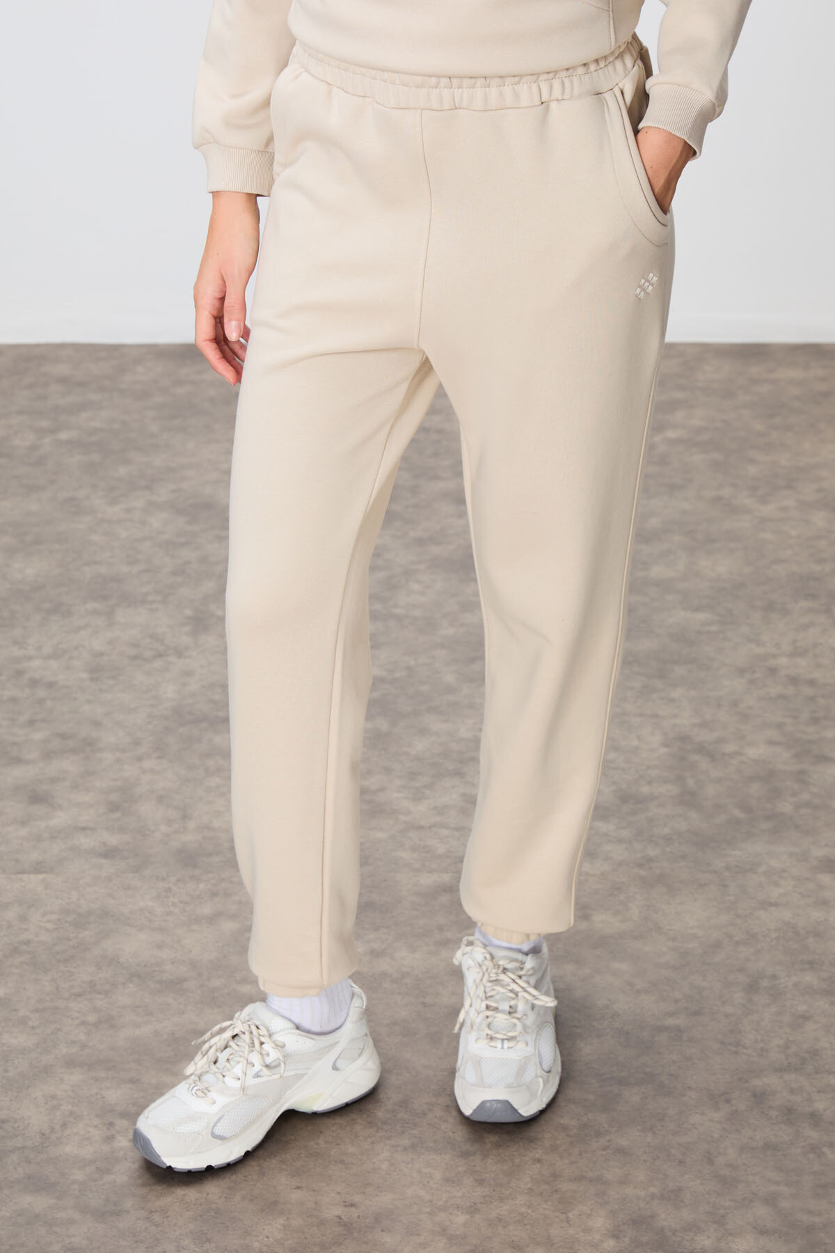 Bej Kompakt Pamuklu Kalın Pürüzsüz Dokulu Dik Yaka Oversize Fit Kadın Eşofman Takım - 95342 - TOMMYLIFE (1)