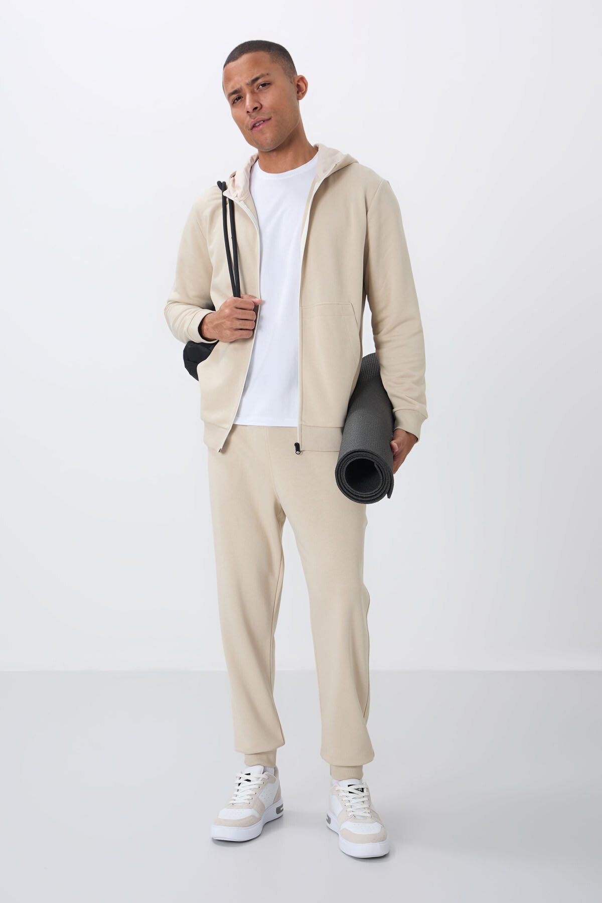 Bej Kompakt Pamuklu Kalın Pürüzsüz Dokulu Kapüşonlu Comfort Fit Erkek Eşofman Takım - 85262 - TOMMYLIFE