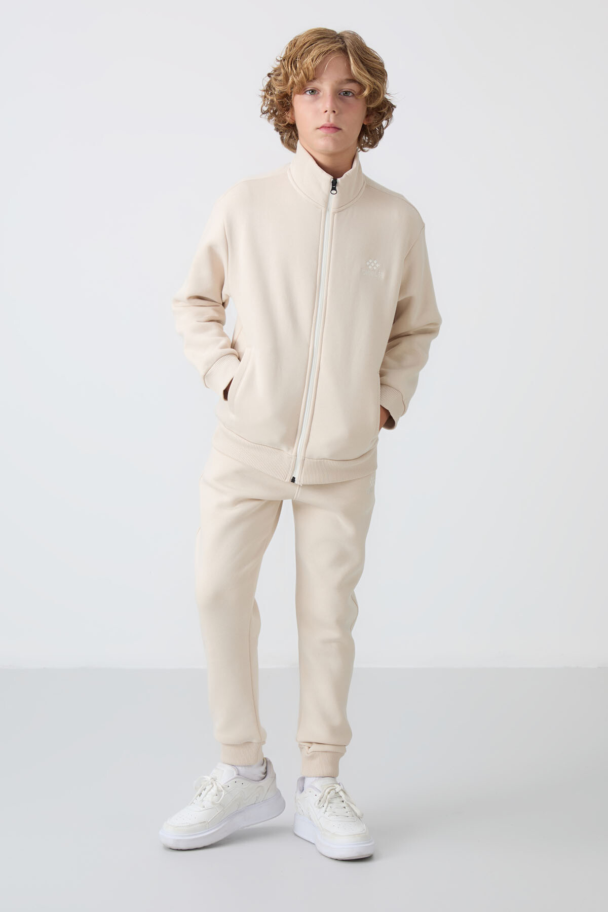 Bej Pamuklu Kalın İçi Tüylü Yumuşak Dokulu Standart Fit Nakışlı Erkek Çocuk Eşofman Takım - 11256 - TOMMYLIFE