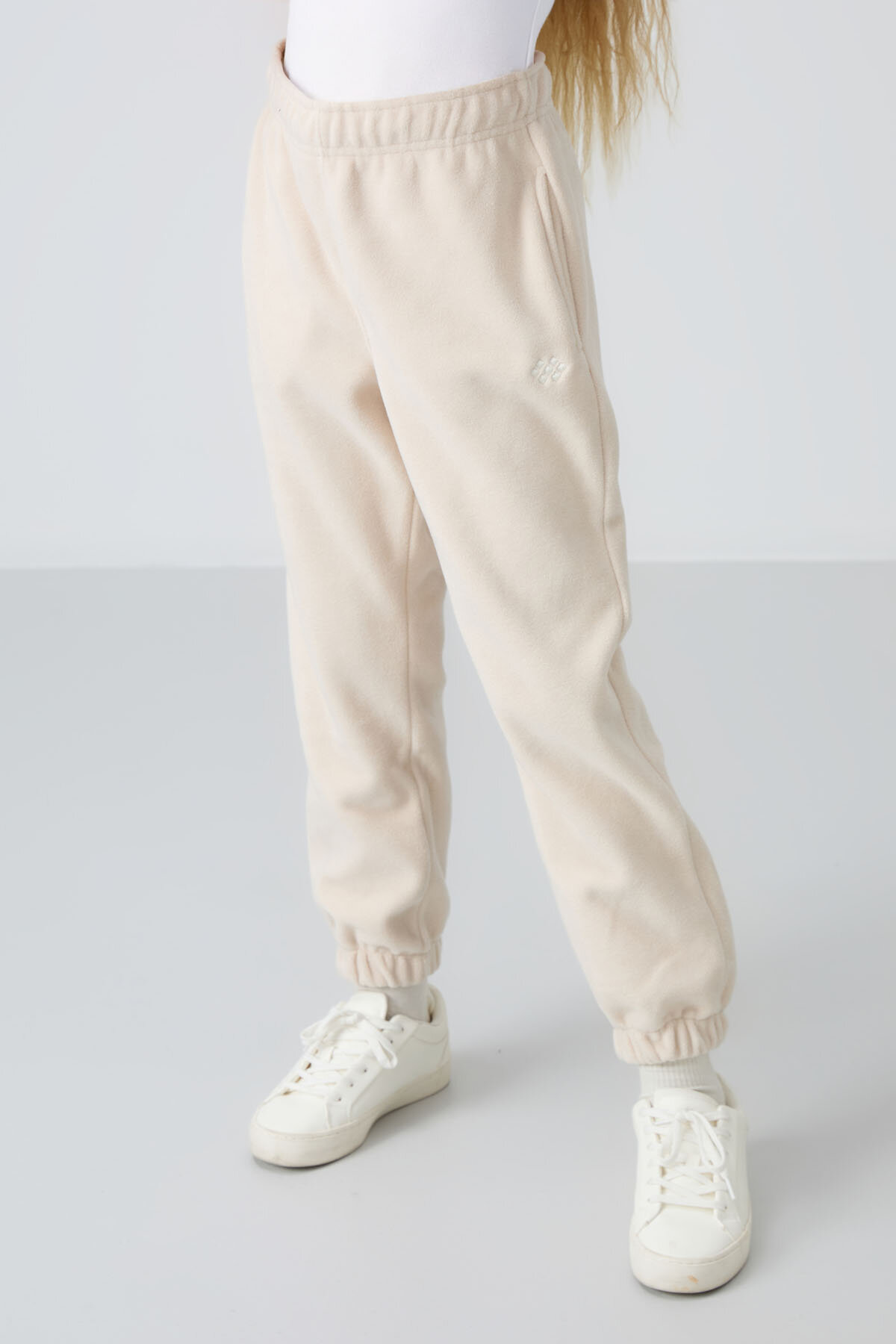 Bej Kalın Yumuşak Dokulu Standart Fit Nakışlı Polar Kız Çocuk Eşofman Alt - 75155 - TOMMYLIFE (1)