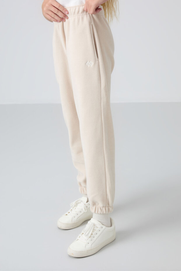 Bej Kalın Yumuşak Dokulu Standart Fit Nakışlı Polar Kız Çocuk Eşofman Alt - 75155 - 4