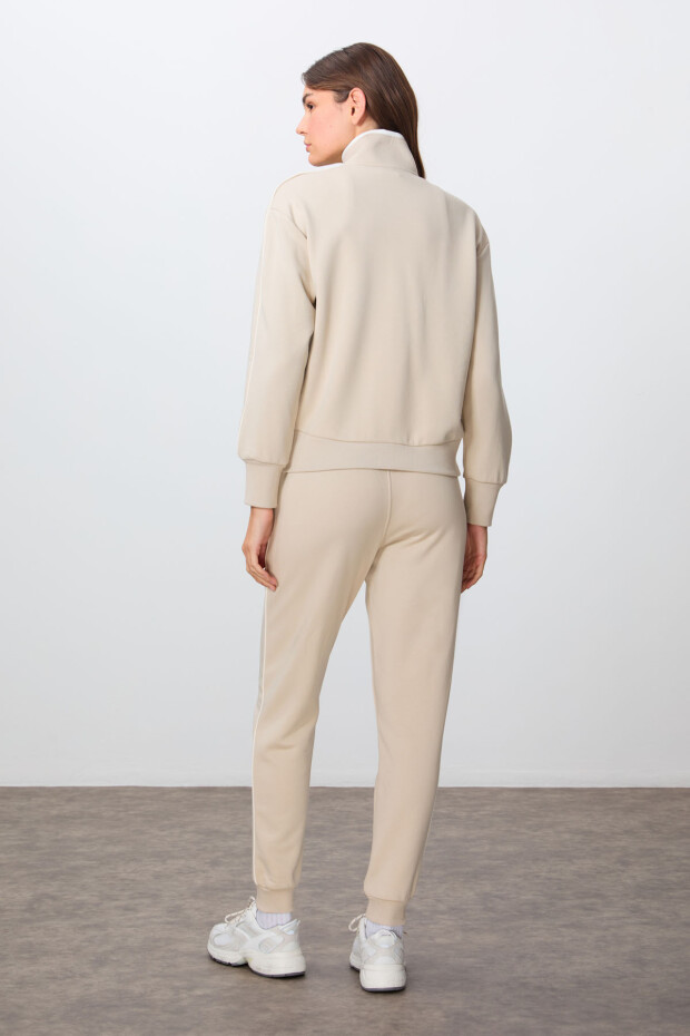 Bej Kompakt Pamuklu Kalın Pürüzsüz Dokulu Dik Yaka Oversize Fit Kadın Eşofman Takım - 95340 - 6