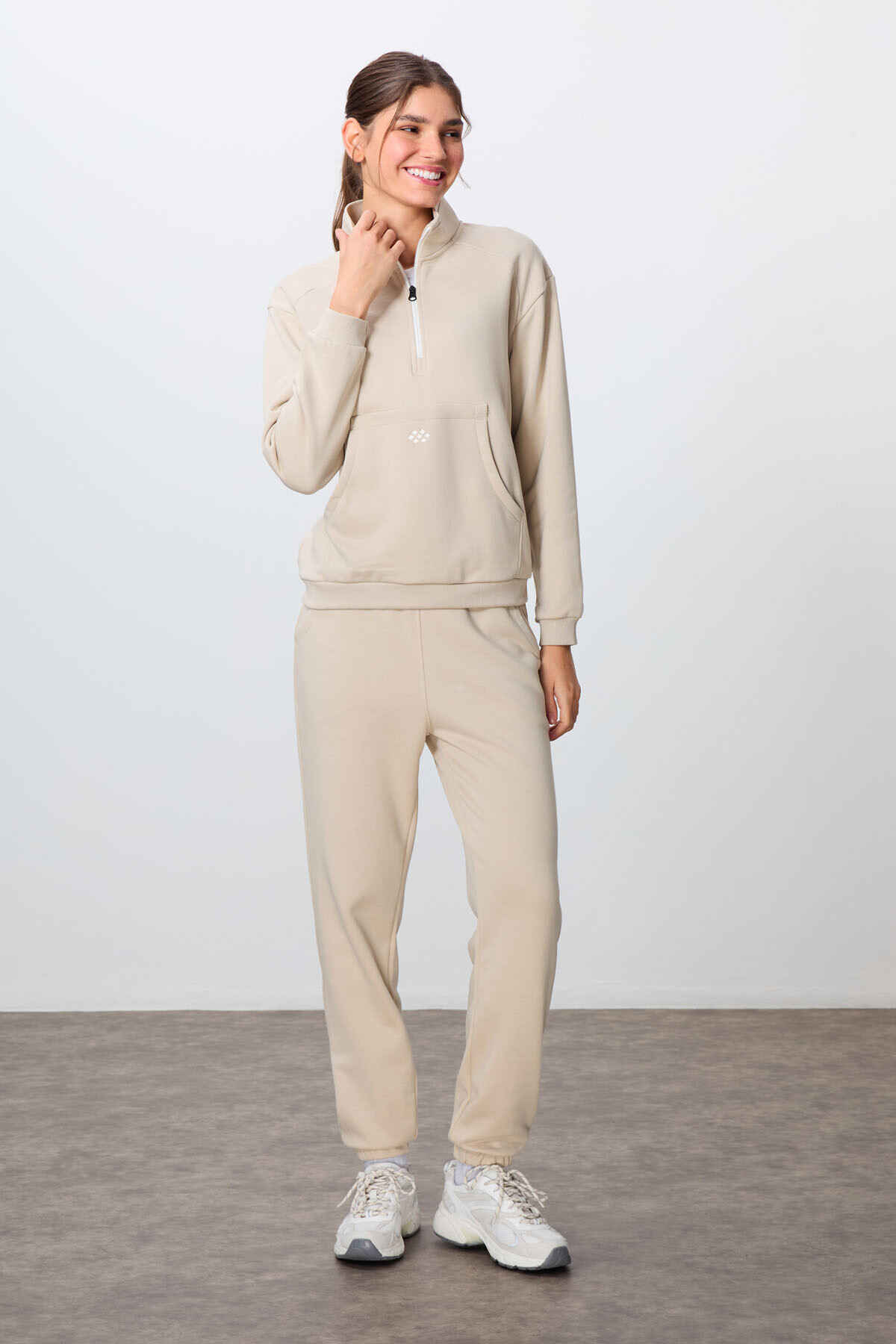 Bej Kompakt Pamuklu Kalın Pürüzsüz Dokulu Dik Yaka Oversize Fit Kadın Eşofman Takım - 95342 - TOMMYLIFE
