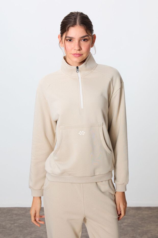 Bej Kompakt Pamuklu Kalın Pürüzsüz Dokulu Dik Yaka Oversize Fit Kadın Eşofman Takım - 95342 - 3