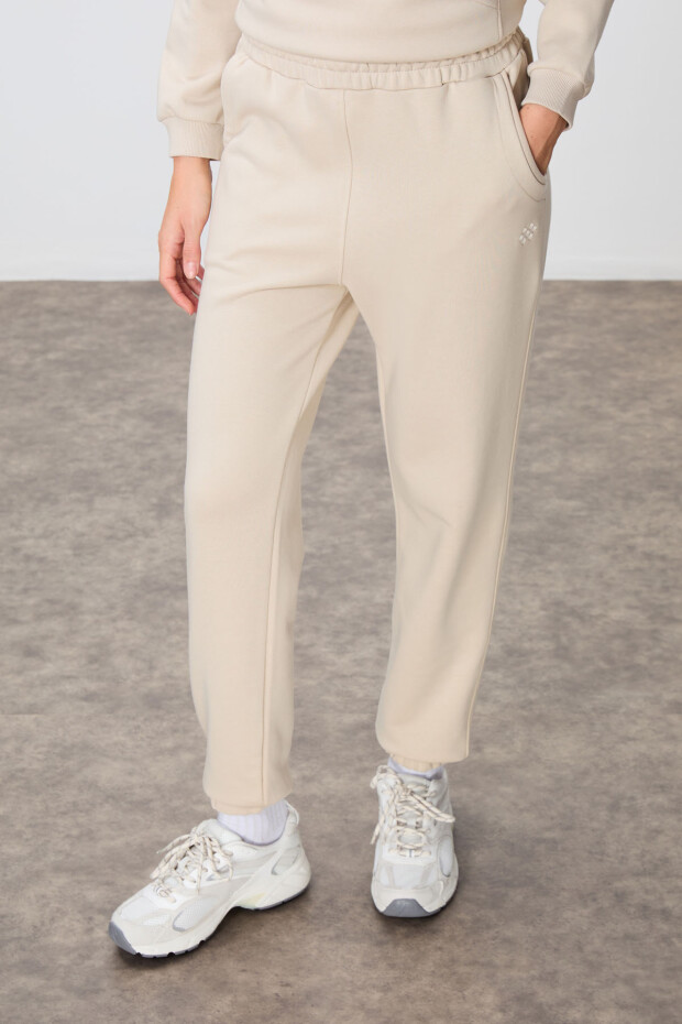 Bej Kompakt Pamuklu Kalın Pürüzsüz Dokulu Dik Yaka Oversize Fit Kadın Eşofman Takım - 95342 - 2
