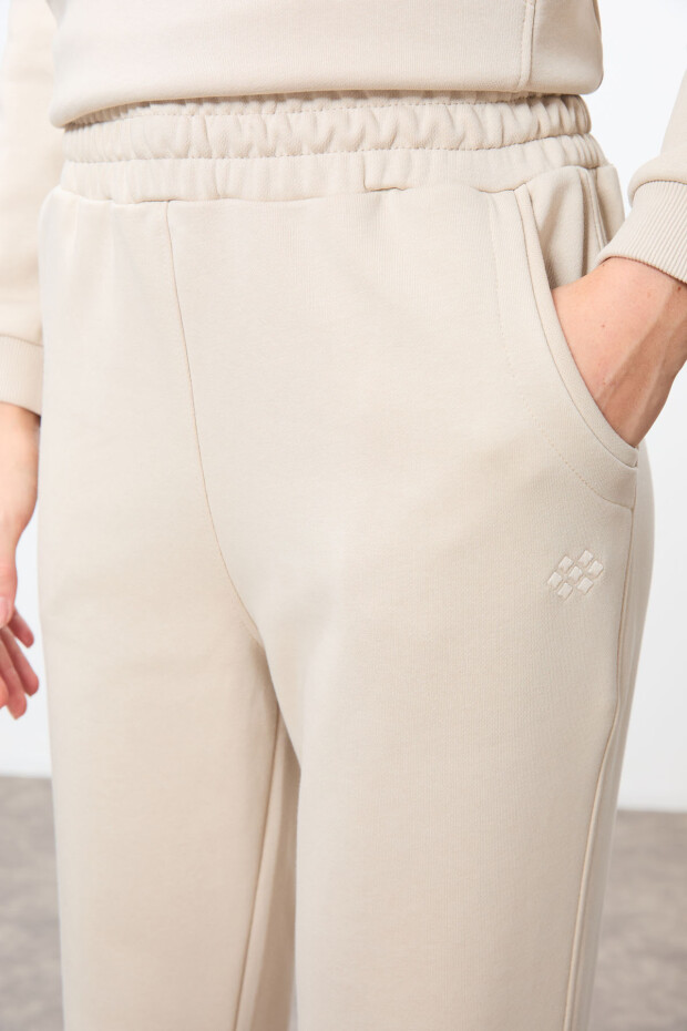 Bej Kompakt Pamuklu Kalın Pürüzsüz Dokulu Dik Yaka Oversize Fit Kadın Eşofman Takım - 95342 - 6
