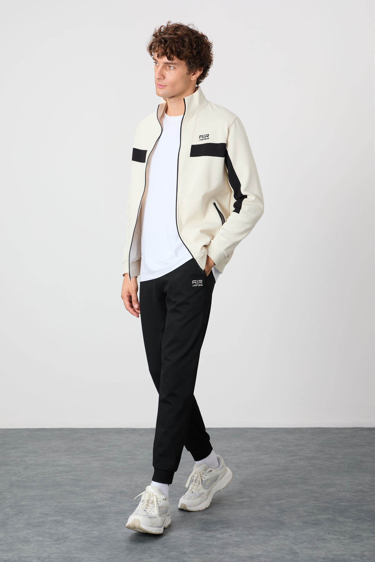 Bej-Siyah Yüzeyi Dokulu Standart Fit Nakışlı Erkek Eşofman Takım - 85248 - Air Jones