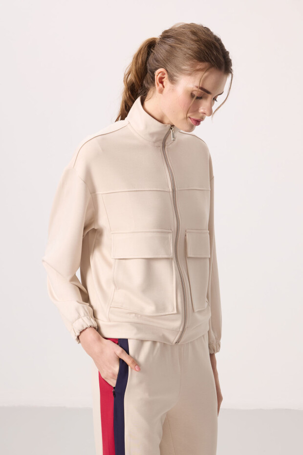 Bej Yumuşak Dokulu Dik Yaka Rahat Form Kargo Cepli Kadın Crop Top Sweatshirt - 97301 - 4