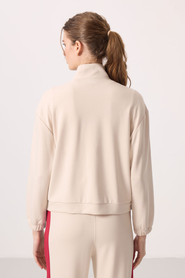 Bej Yumuşak Dokulu Dik Yaka Rahat Form Kargo Cepli Kadın Crop Top Sweatshirt - 97301 - 5