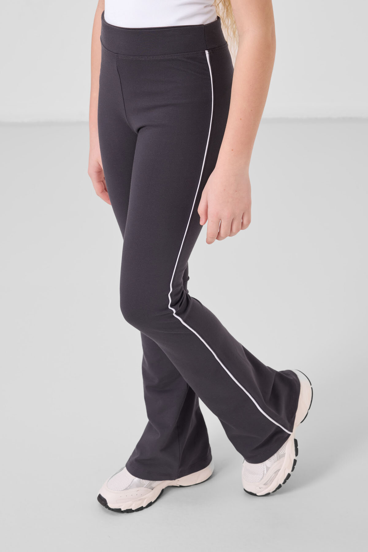 Beyaz-Antrasit Pamuklu O Yaka Standart Fit Basic İspanyol Paça Kız Çocuk Tayt Takım - 75192 - TOMMYLIFE (1)