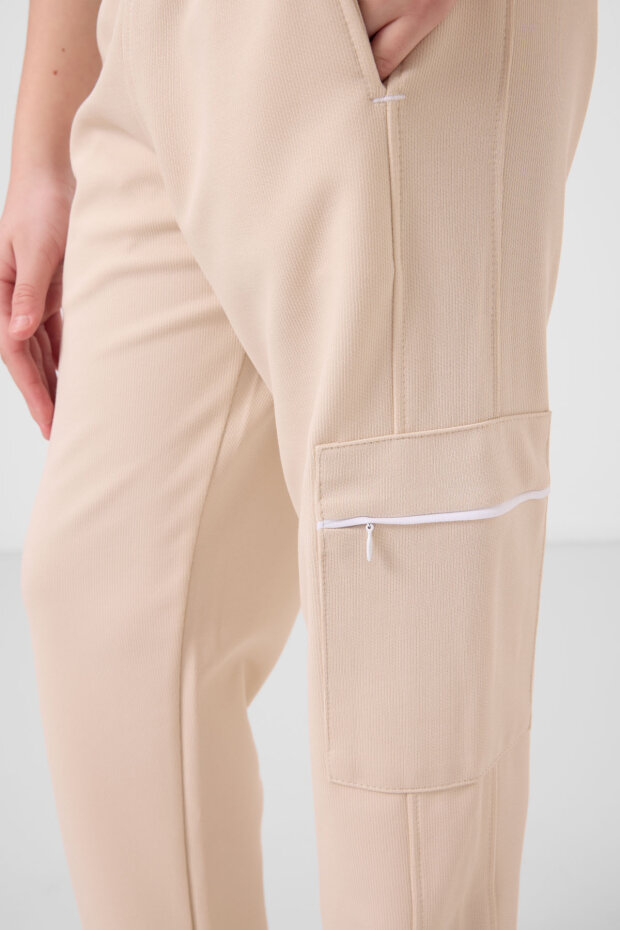 Beyaz-Bej O Yaka Baskılı Lastik Paça Kargo Cepli Kız Çocuk Eşofman Takım - 75173 - 4