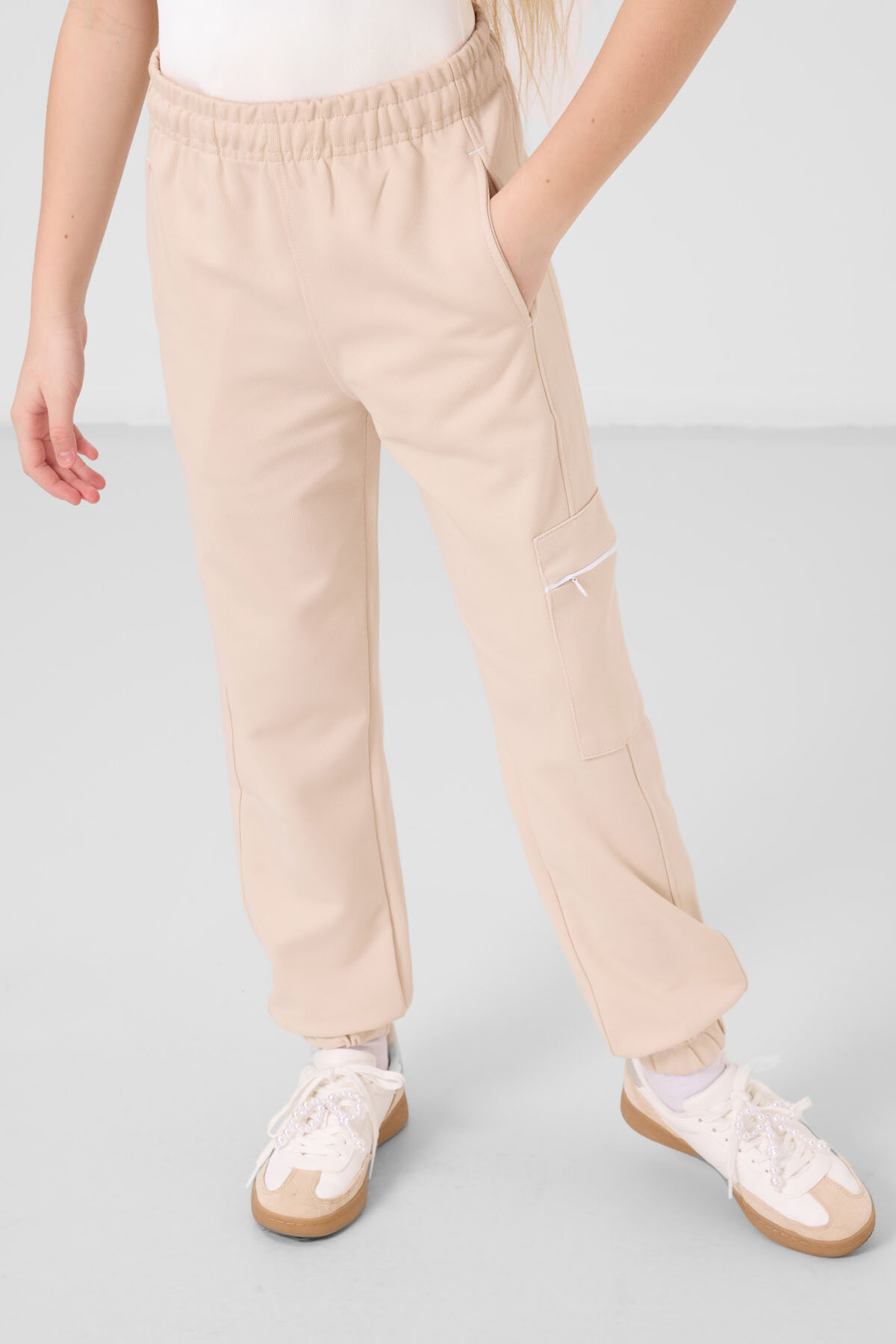 Beyaz-Bej O Yaka Baskılı Lastik Paça Kargo Cepli Kız Çocuk Eşofman Takım - 75173 - TOMMYLIFE (1)