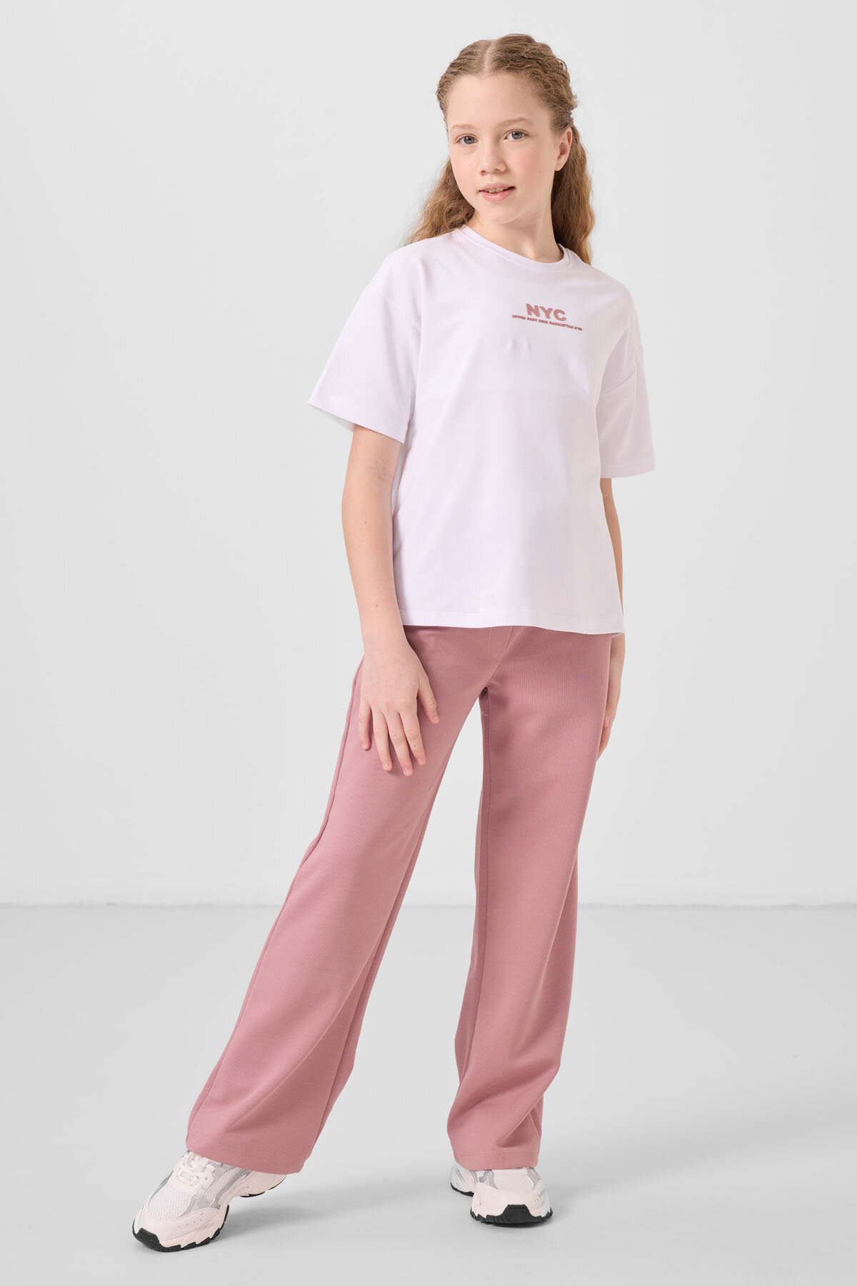 Beyaz-Gül Kurusu O Yaka Baskılı Geniş Paça Standart Fit Kız Çocuk Palazzo Eşofman Takım - 75171 - TOMMYLIFE