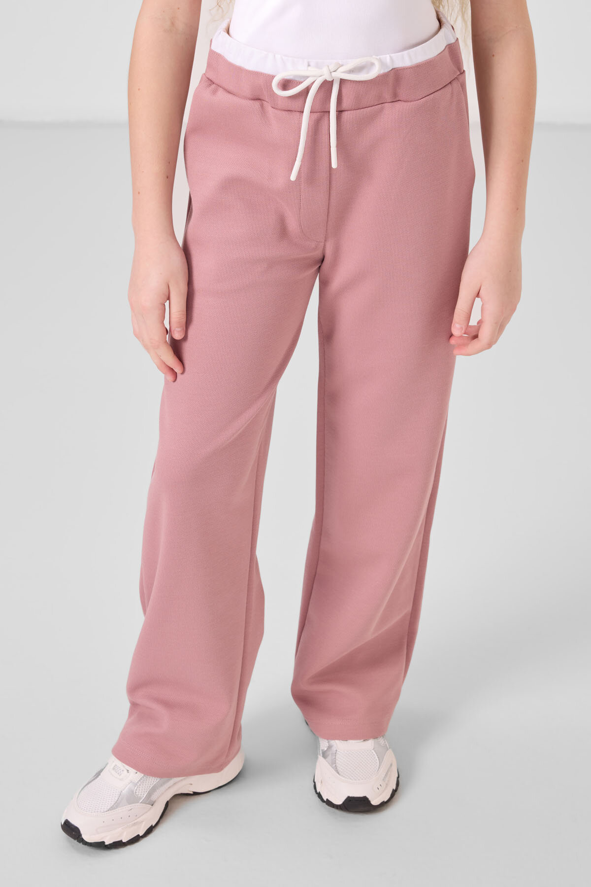 Beyaz-Gül Kurusu O Yaka Baskılı Geniş Paça Standart Fit Kız Çocuk Palazzo Eşofman Takım - 75171 - TOMMYLIFE (1)