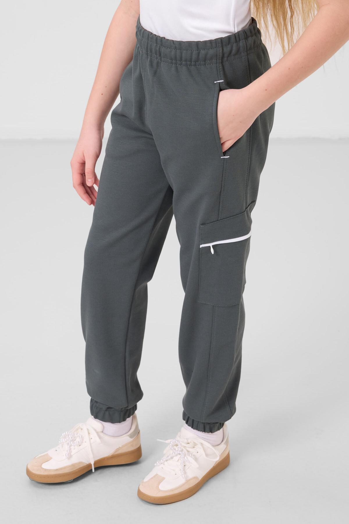 Beyaz-Haki O Yaka Baskılı Lastik Paça Kargo Cepli Kız Çocuk Eşofman Takım - 75173 - TOMMYLIFE (1)