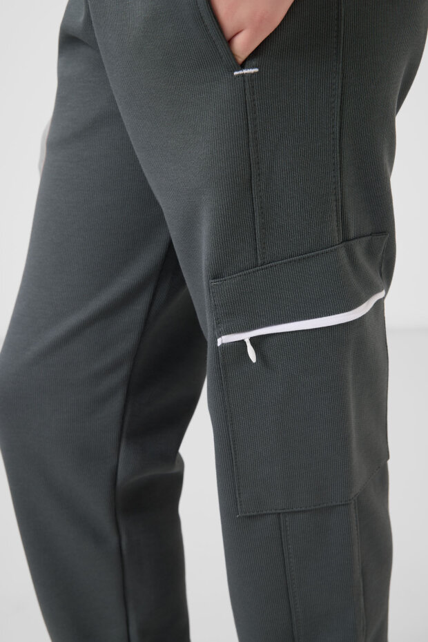 Beyaz-Haki O Yaka Baskılı Lastik Paça Kargo Cepli Kız Çocuk Eşofman Takım - 75173 - 6