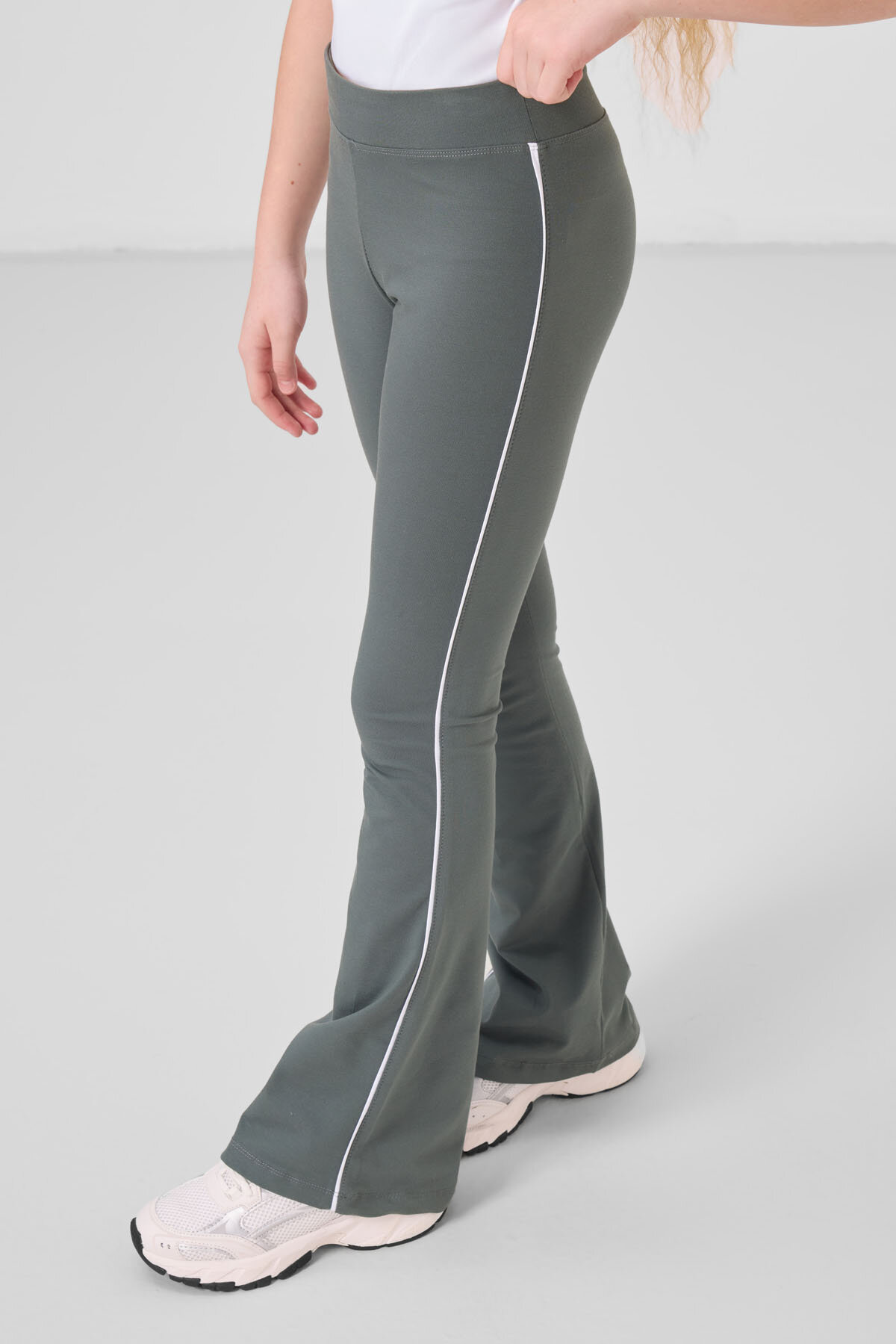 Beyaz-Haki Pamuklu O Yaka Standart Fit Basic İspanyol Paça Kız Çocuk Tayt Takım - 75192 - TOMMYLIFE (1)