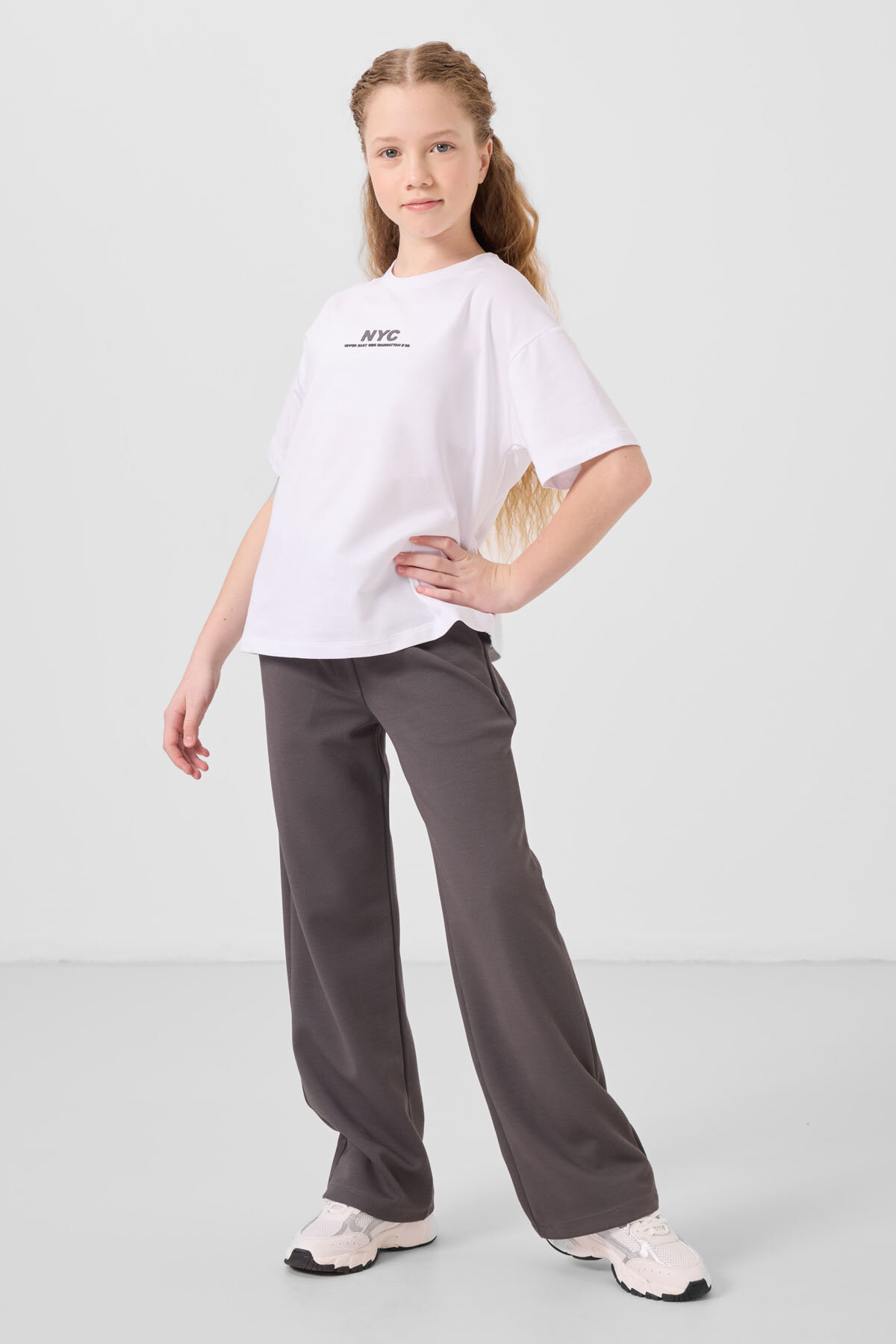 Beyaz-Koyu Gri O Yaka Baskılı Geniş Paça Standart Fit Kız Çocuk Palazzo Eşofman Takım - 75171 - TOMMYLIFE