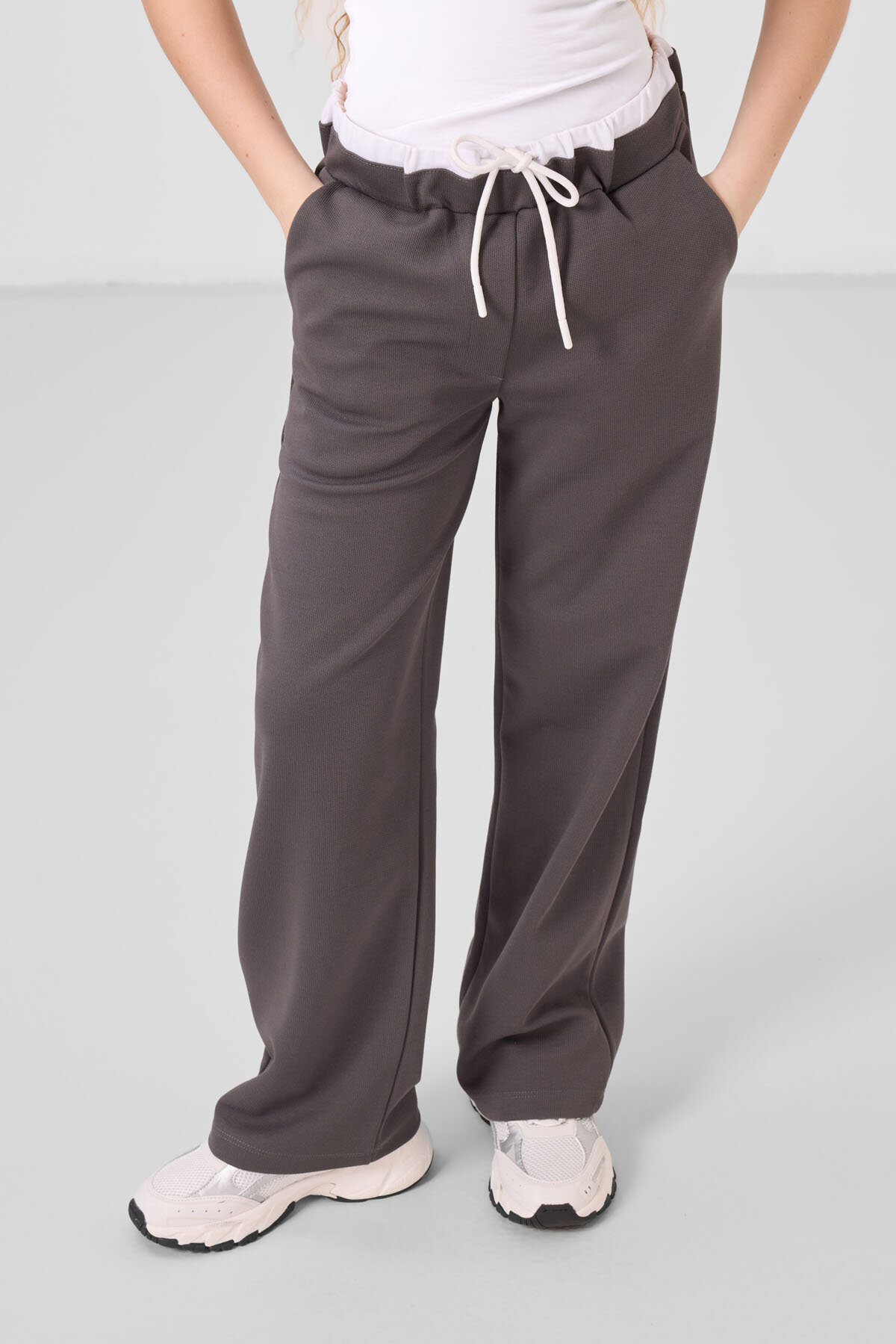 Beyaz-Koyu Gri O Yaka Baskılı Geniş Paça Standart Fit Kız Çocuk Palazzo Eşofman Takım - 75171 - TOMMYLIFE (1)