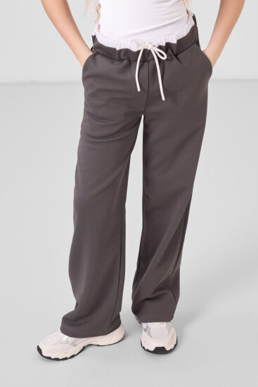 Beyaz-Koyu Gri O Yaka Baskılı Geniş Paça Standart Fit Kız Çocuk Palazzo Eşofman Takım - 75171 - TOMMYLIFE (1)