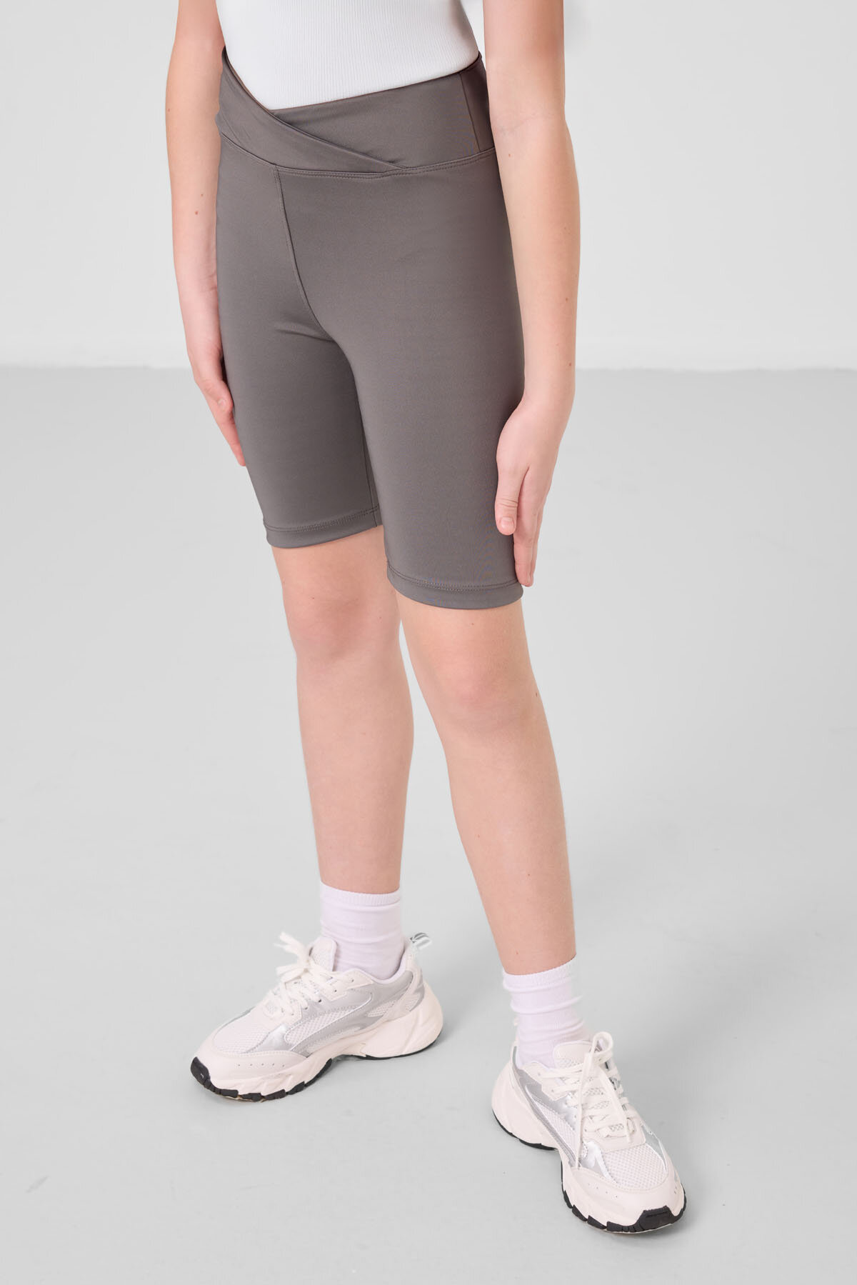 Beyaz-Koyu Gri V Yaka Kemer Detaylı Standart Fit Performans Kız Çocuk Tayt Takım - 75187 - TOMMYLIFE (1)