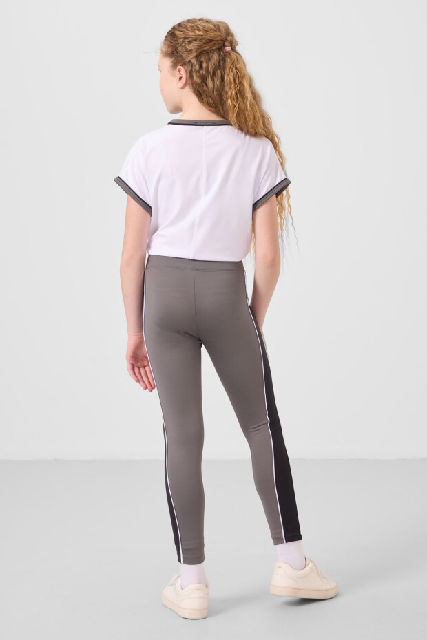 Beyaz-Koyu Gri O Yaka Yan Şerit Detaylı Standart Fit Performans Kız Çocuk Tayt Takım - 75191