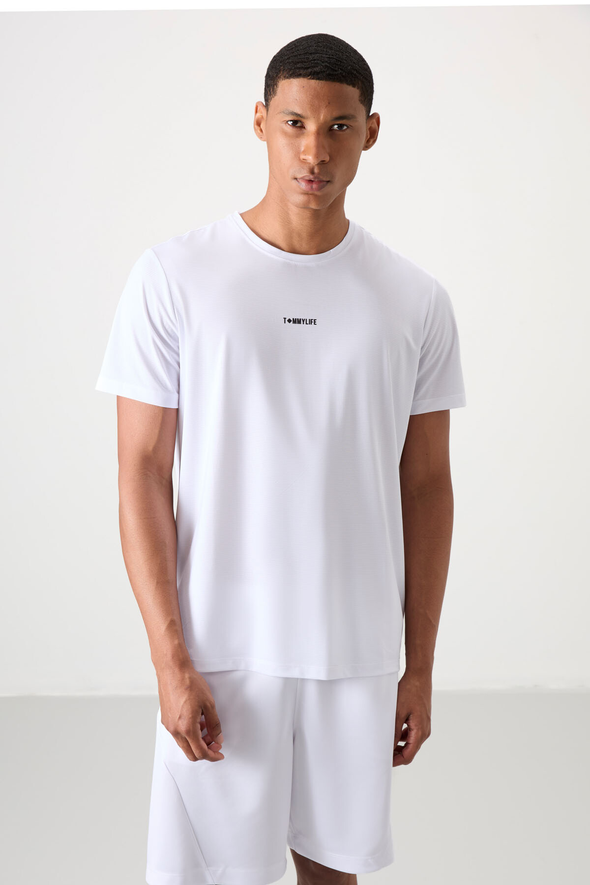 Beyaz Nefes Alan Dokulu İnce Esnek Standart Fit Erkek Performans T-Shirt - 88384 - TOMMYLIFE (1)