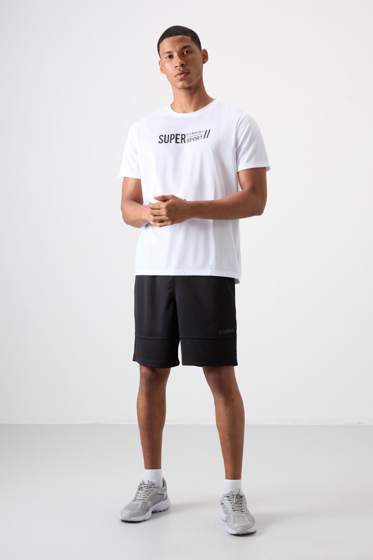 Beyaz Nefes Alan Dokulu İnce Esnek Standart Fit Erkek Performans T-Shirt - 88385 - TOMMYLIFE (1)