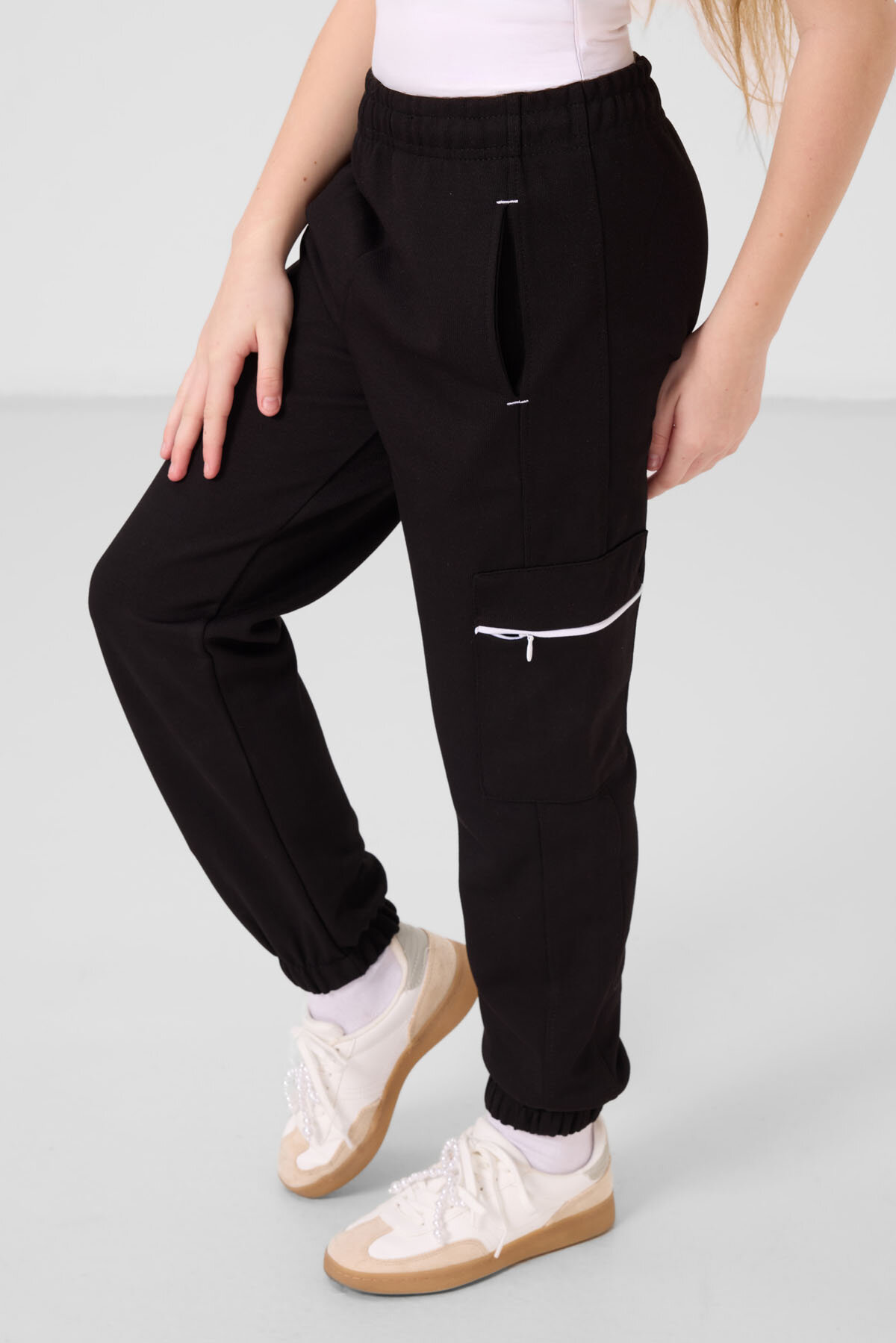 Beyaz-Siyah O Yaka Baskılı Lastik Paça Kargo Cepli Kız Çocuk Eşofman Takım - 75173 - TOMMYLIFE (1)