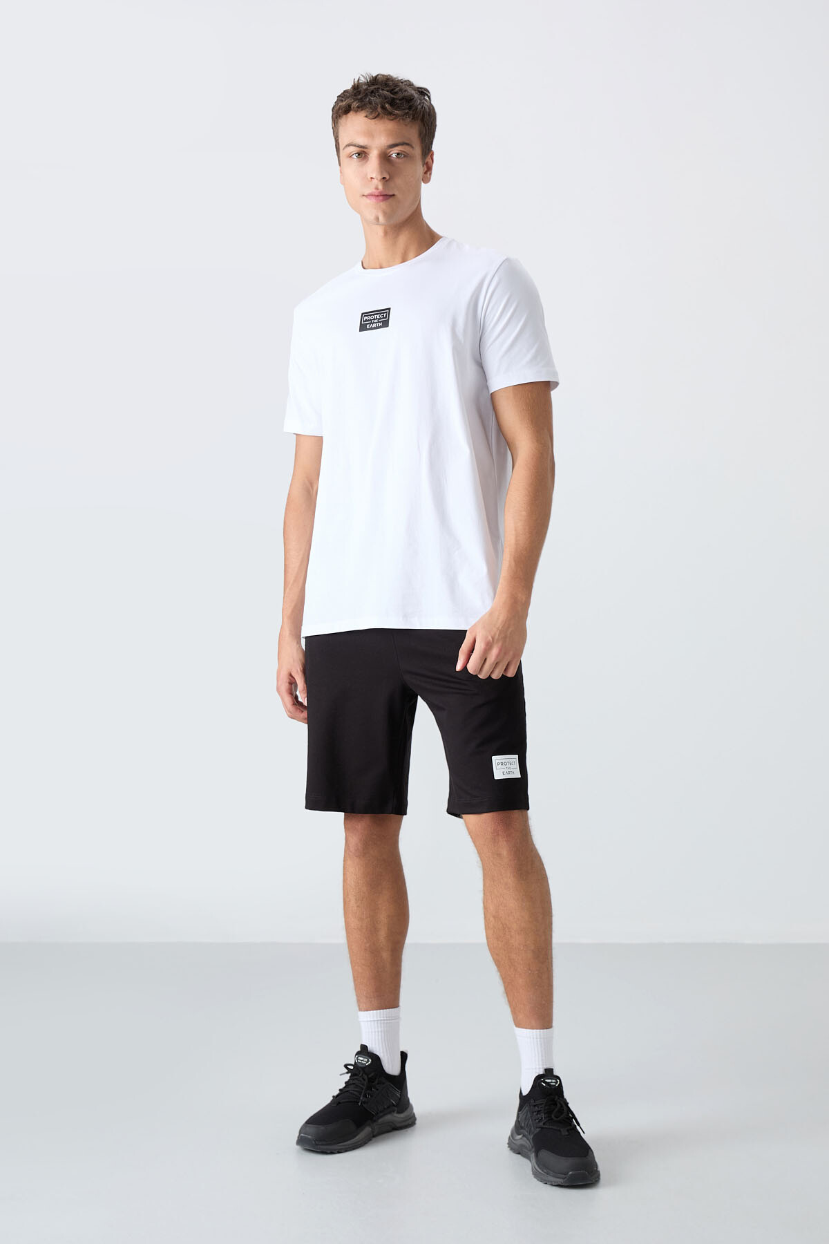 Beyaz - Siyah Pamuklu Yumuşak Dokulu Standart Fit Baskılı Erkek Şortlu Takım - 85243 - TOMMYLIFE