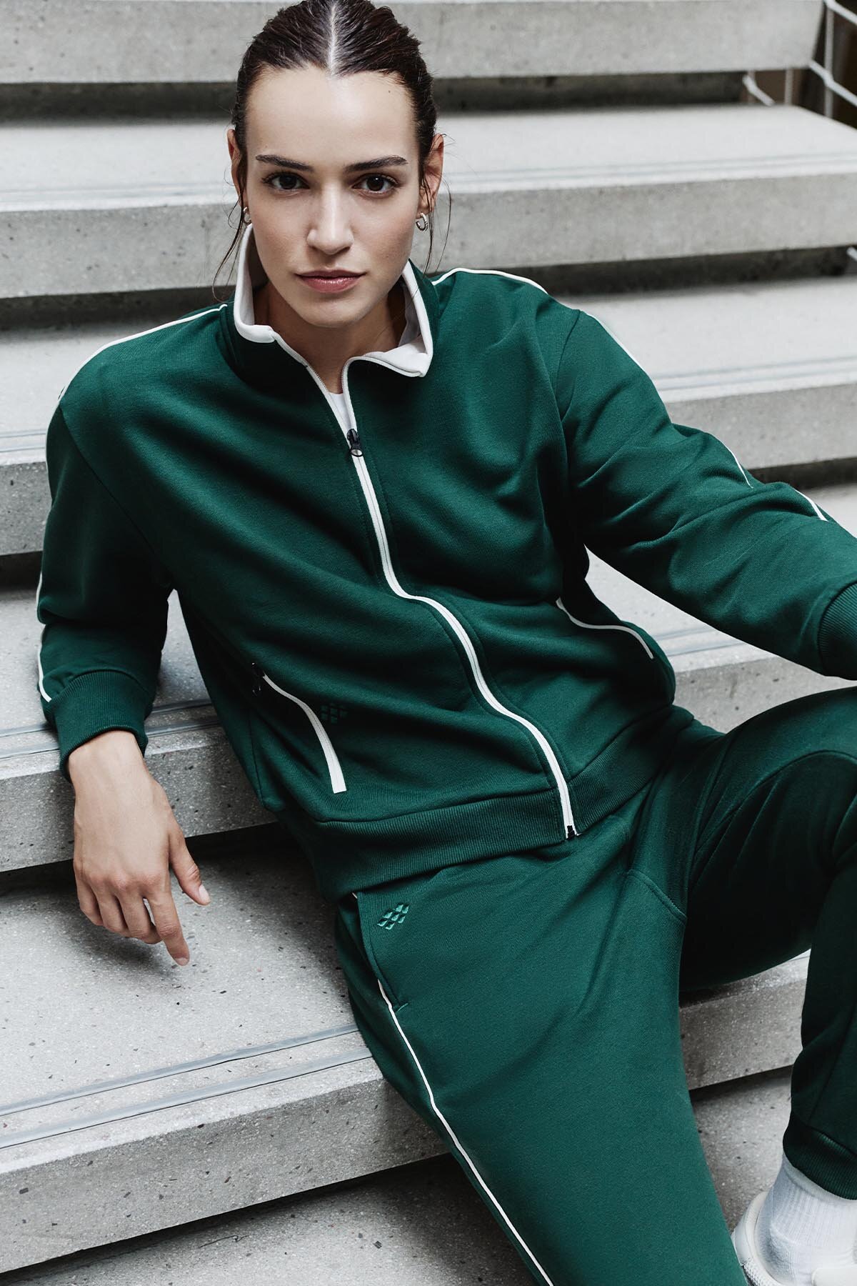 Çam Yeşili Kompakt Pamuklu Kalın Pürüzsüz Dokulu Dik Yaka Oversize Fit Kadın Eşofman Takım - 95340 - TOMMYLIFE