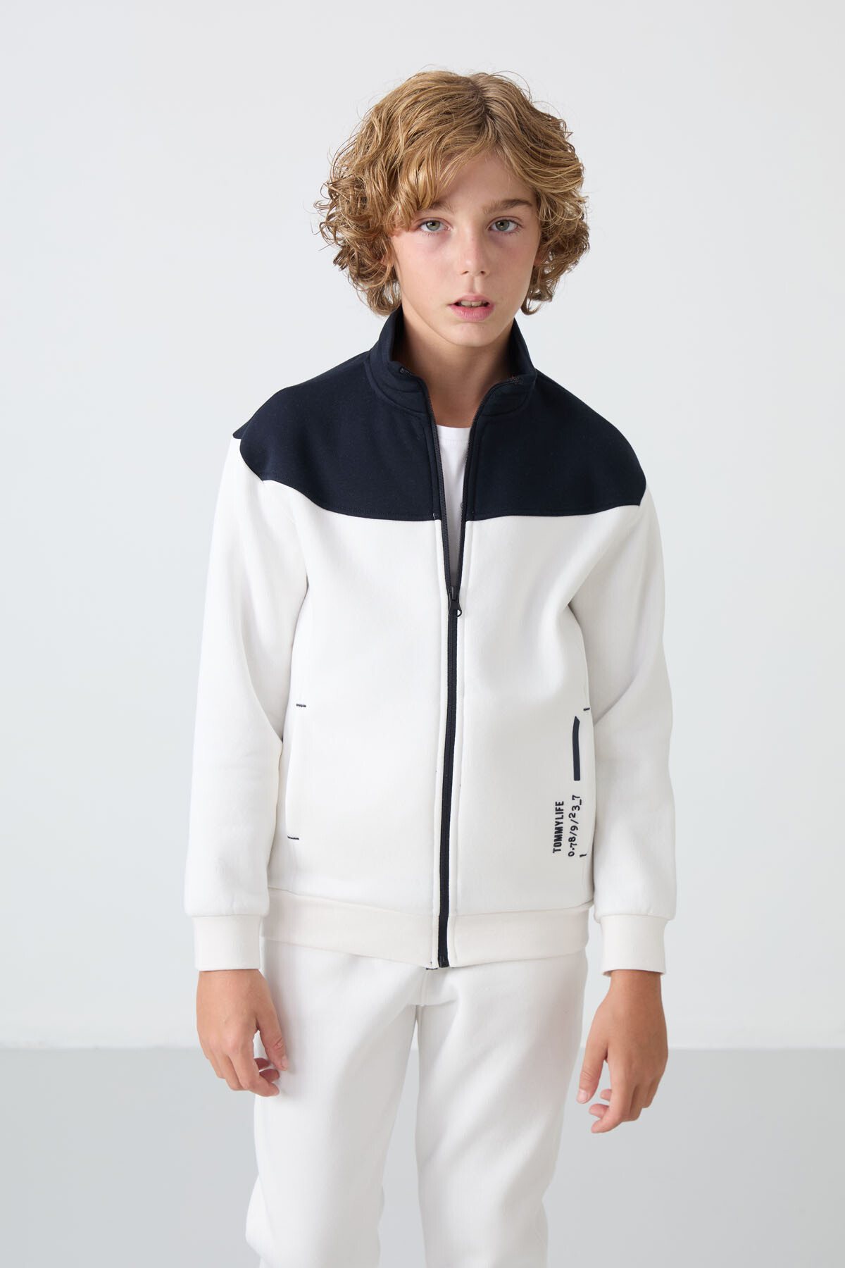 Ekru Pamuklu Kalın İçi Tüylü Yumuşak Dokulu Standart Fit Nakışlı Erkek Çocuk Eşofman Takım - 11240 - TOMMYLIFE (1)