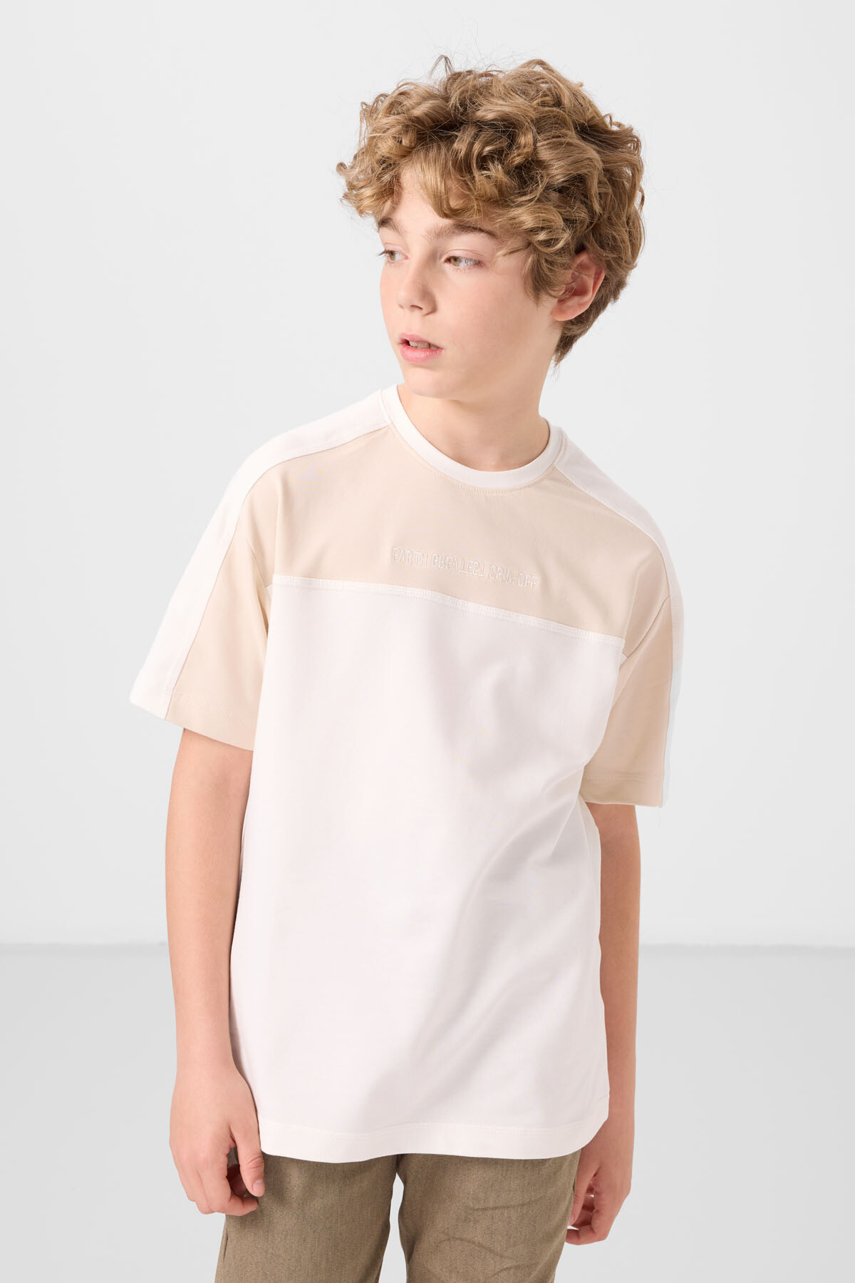 Ekru Pamuklu Yumuşak Dokulu Oversize Fit Nakışlı Erkek Çocuk T-Shirt - 11290 - TOMMYLIFE