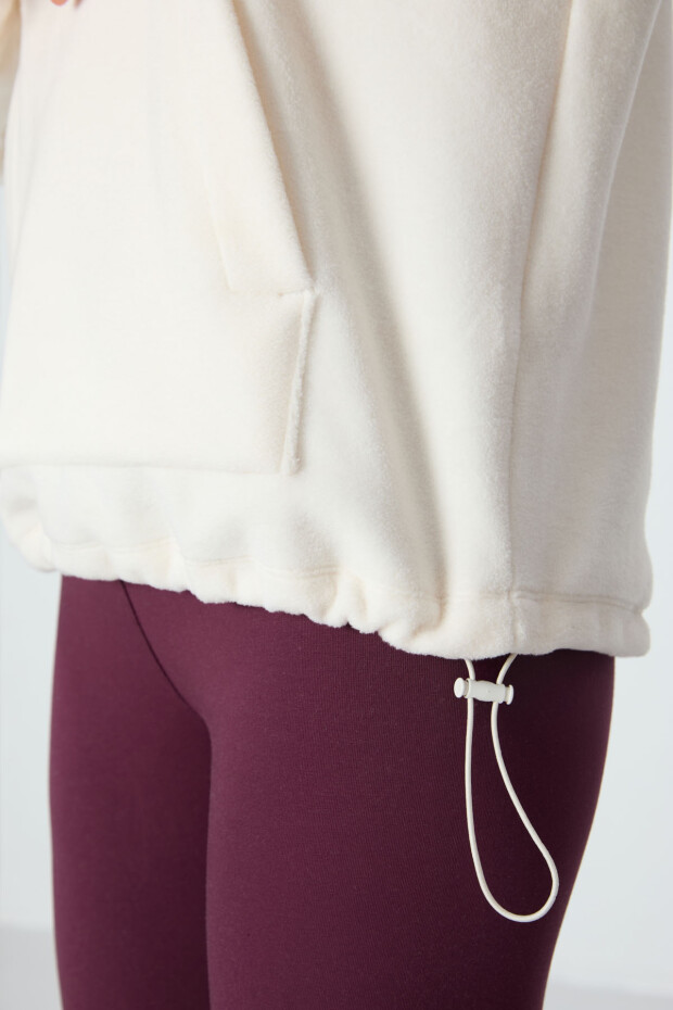 Ekru Kalın Yumuşak Dokulu Kapüşonlu Rahat Form Nakışlı Polar Kadın Sweatshirt - 97292 - 3