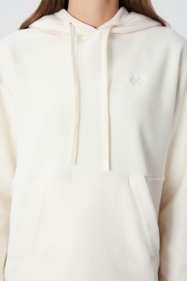 Ekru Kalın Yumuşak Dokulu Kapüşonlu Rahat Form Nakışlı Polar Kadın Sweatshirt - 97292 - 5