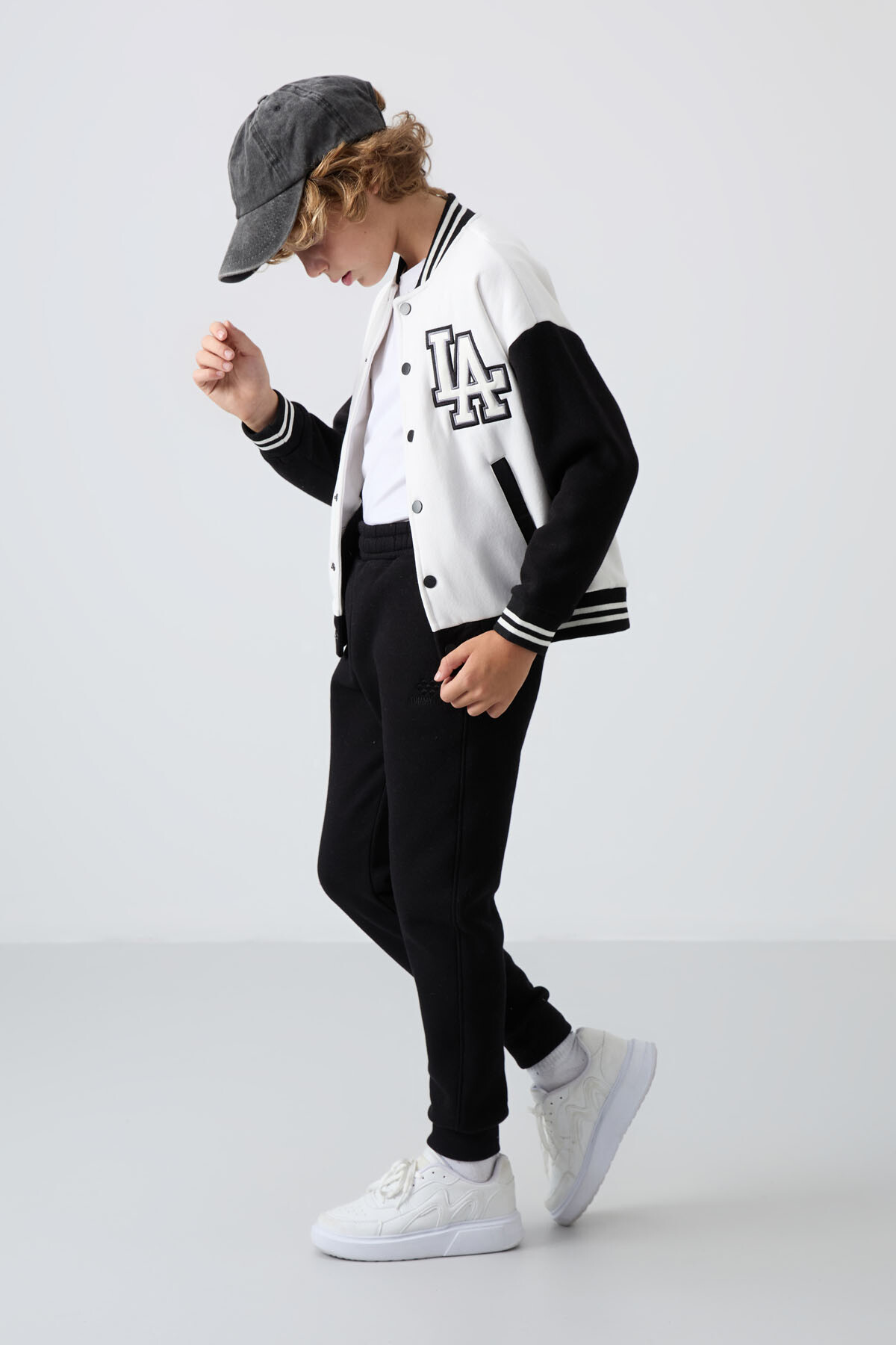 Ekru Pamuklu Kalın İçi Tüylü Yumuşak Dokulu Standart Fit Nakışlı Erkek Çocuk Kolej Ceket - 11258 - TOMMYLIFE (1)