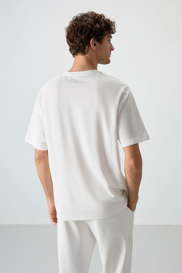 Ekru Pamuklu Kalın Yüzeyi Dokulu Oversize Fit Baskılı Erkek T-Shirt - 88364 - 5