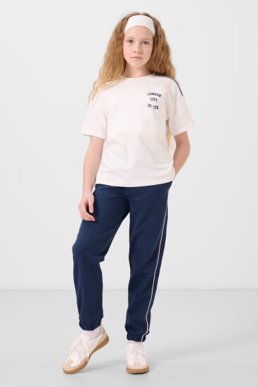 Ekru-Parlament O Yaka Baskılı Lastik Paçalı Standart Fit Kız Çocuk Eşofman Takım - 75186 