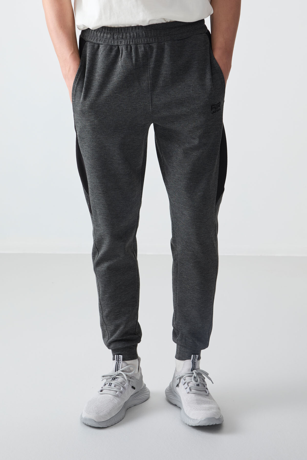 Antrasıt Melanj Yüzeyi Dokulu Standart Fit Nakışlı Erkek Eşofman Alt - 82126 - Air Jones (1)