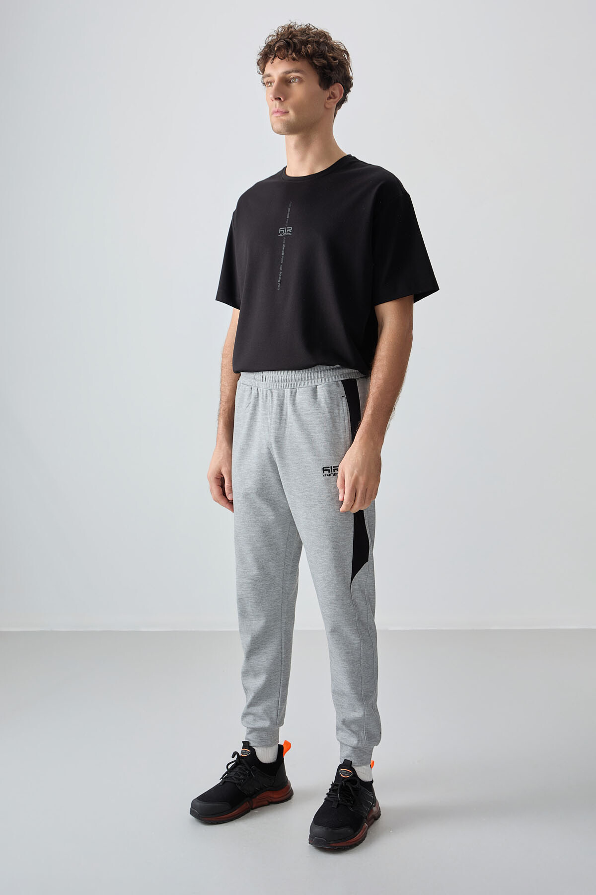 Gri Melanj Yüzeyi Dokulu Standart Fit Nakışlı Erkek Eşofman Alt - 82126 - Air Jones (1)